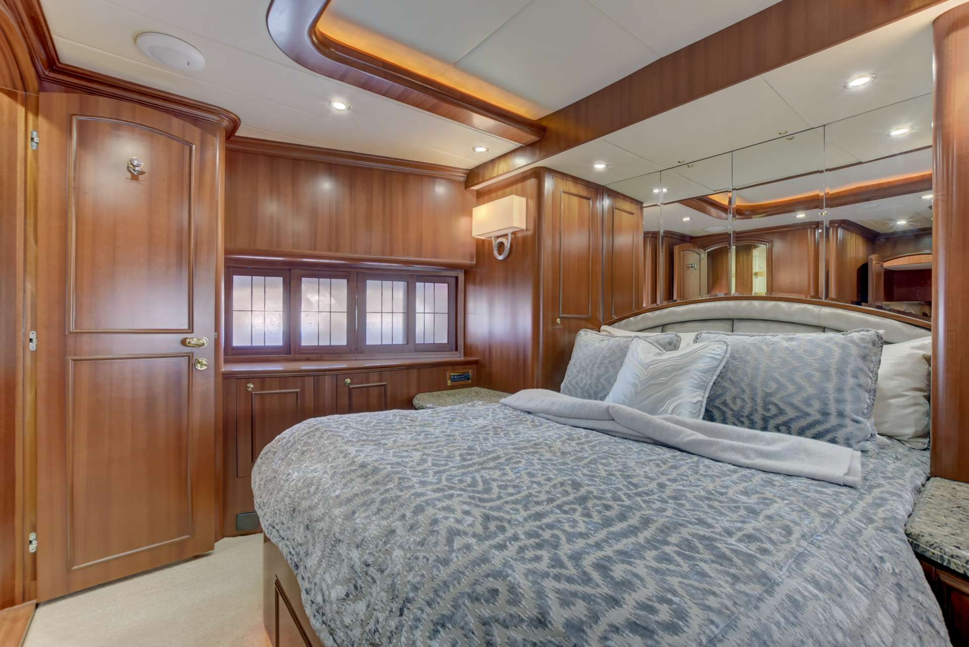 lexington-yacht-charter-details-horizon-charterworld-luxury-superyachts